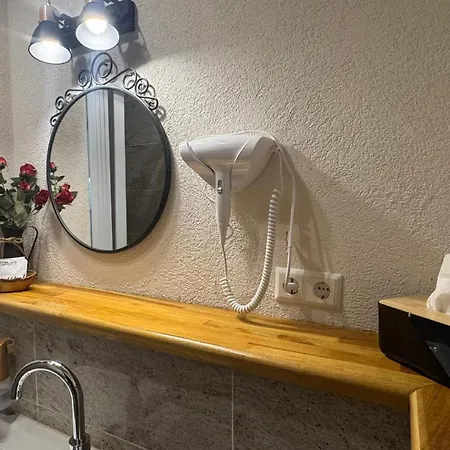 Rose Boardinghouse 24h-7d Self Check-in Automat